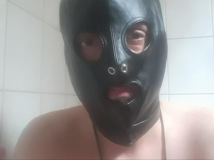 Hallo ich bin Felix 32, liebe es mich vor anderen zu befriedigen und dabei meine Maske zu tragen