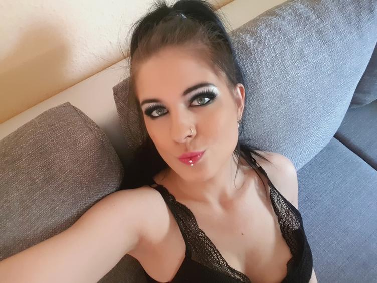 Anal-Sex, Fesselspiele, Natursekt, Oralsex, Outdoor, Piercing, Schlucken, Sexspielzeug, Tattoos